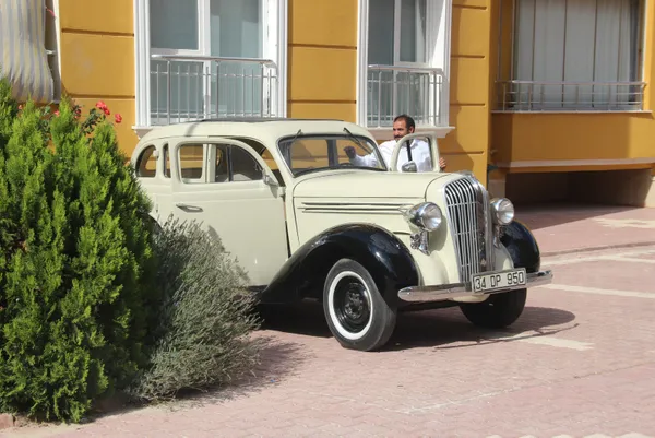 800-bin-lira-teklif-ettiler-satmadi-1936-model-plymouth-marka-aracina-gozu-gibi-bakiyor-1629019434307.jpg 800 bin lira teklif ettiler satmadı! 1936 model Plymouth marka aracına gözü gibi bakıyor-2