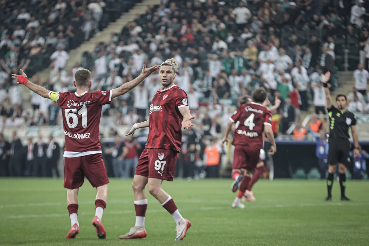 seri-penaltilar-kaderi-belirledi-elazigsporu-yenen-muglaspor-1-lige-yukseldi-1778441482198.jpg Elazığspor elenmenin üzüntüsünü yaşadı
