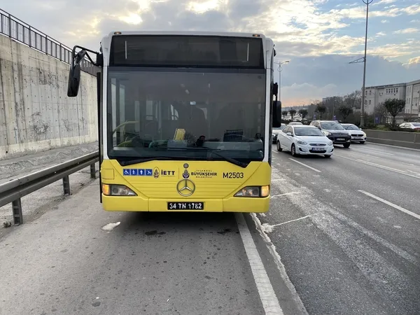 bayrampasada-bir-iett-otobusu-daha-ariza-yapti-1640248388345.jpg Bayrampaşa’da bir İETT otobüsü daha arıza yaptı-5