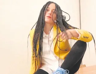 Saçlarını ördürdü