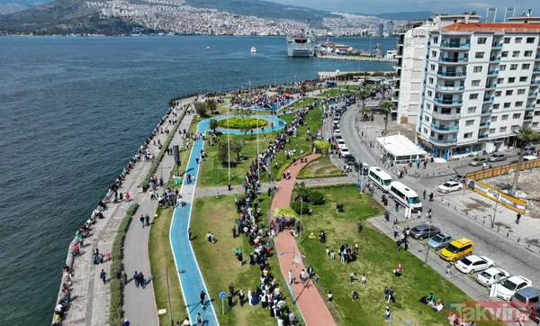 İzmir'de TCG Anadolu'ya 3'üncü de gününde büyük ilgi! Kilometrelerce kuyruk oluştu - 16