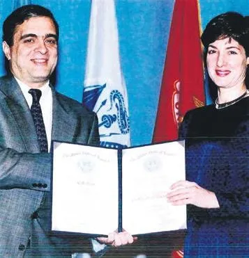 abdde-olen-unlu-yapimci-ahmet-ertegunle-ilgili-taciz-iddiasi-beni-helikopterde-1673310832206.jpeg ABD’de ölen ünlü yapımcı Ahmet Ertegün’le ilgili taciz iddiası! "Beni helikopterde..."-13