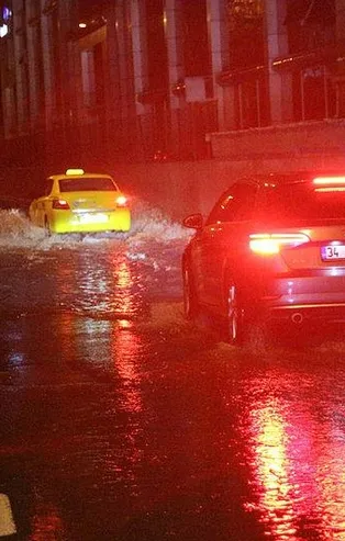 Son dakika: İstanbul'da şiddetli yağış! Sefer iptalleri var, trafik kilitlenme noktasında