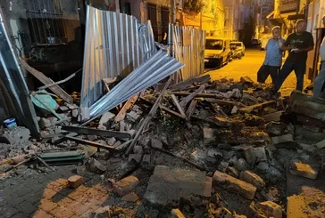 İstanbul Fatih'de metruk tarihi bina çöktü!  Araç trafiğine kapatıldı