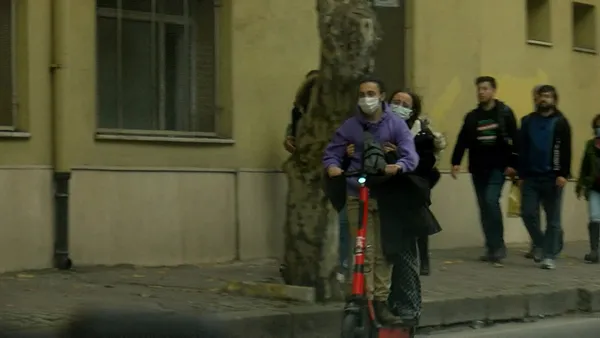 istanbulda-scooter-ihlalleri-bitmek-bilmiyor-kimi-kopegiyle-kimi-arkadasiyla-bindi-iste-kural-tanimayan-scootercilar-1636356537900.jpg İstanbul'da scooter ihlalleri bitmek bilmiyor! Kimi köpeğiyle kimi arkadaşıyla bindi! İşte kural tanımayan scootercılar-5