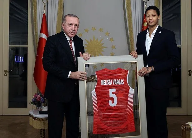 baskan-erdogan-turkiye-voleybol-federasyonu-yoneticileri-ve-oyuncularini-kabul-etti-1618000858408.jpeg