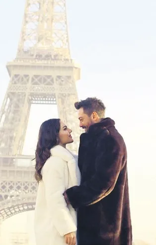 'Kimse Bilmez'in yıldızları Özgü Kaya ile Serdar Şanal'dan Paris romantizmi