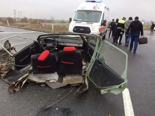 Tekirdağ'ın Saray ilçesinde inanılmaz kaza! Ciple çarpışan otomobil ikiye bölündü...-3