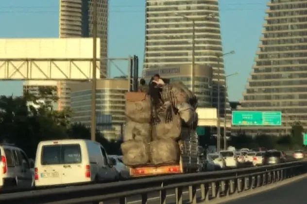 Ataşehir'de tehlikeli yolculuk