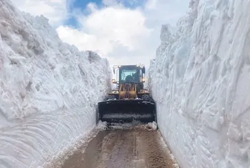 Karadeniz’de bastıran kar nedeniyle yüksek yerlerde yollar kapandı!