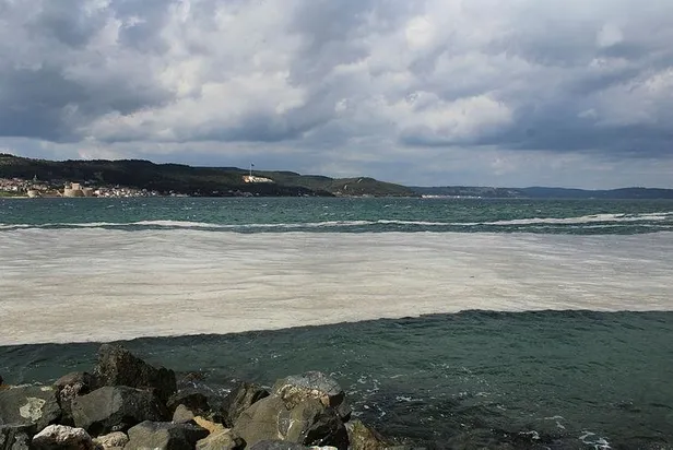 SON DAKİKA: Çanakkale Boğazı'nda denizi kaplayan 'müsilaj' balıkçının kabusu oldu: Üç aydır denize çıkmıyorum-9