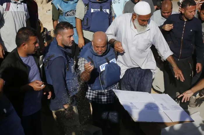 israil-saldirilarinda-ailesini-kaybetmisti-gazeteci-vail-el-dahduhtan-a-habere-ozel-aciklamalar-icim-yanarken-1698415594881.jpeg İsrail saldırılarında ailesini kaybetmişti! Gazeteci Vail el-Dahduh'tan A Haber'e özel açıklamalar: "İçim yanarken bile görevime döndüm"-2