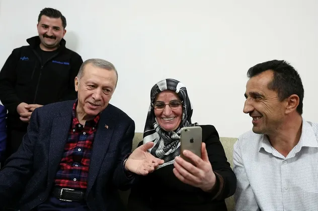 Yeni eve ilk misafir Başkan Erdoğan oldu! 'Çayınız var mı?' dedi Yusufeli'nde o eve geçti