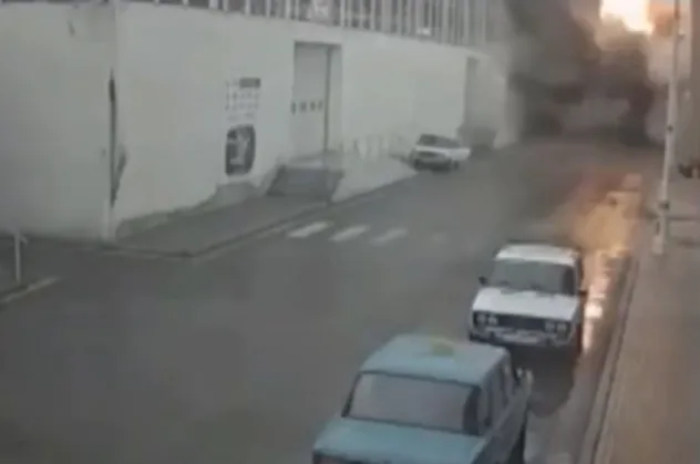 Ermenistan'ın Gence'ye düzenlediği roket saldırısı güvenlik kamerasına yansıdı!