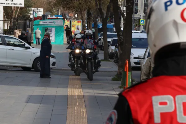 diyarbakirda-bankaya-silahli-soygun-girisimi-polise-teslim-oldu-1614586455349.jpg Diyarbakır'da bankaya silahlı soygun girişimi! Polise teslim oldu-6