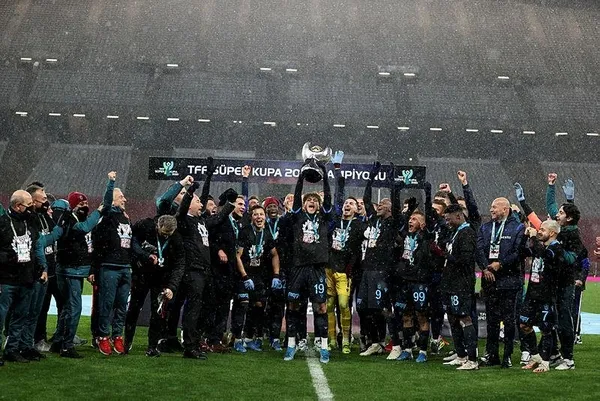 Mazisi başarılarla dolu olan Trabzonspor müzesine bir kupa daha götürdü-3