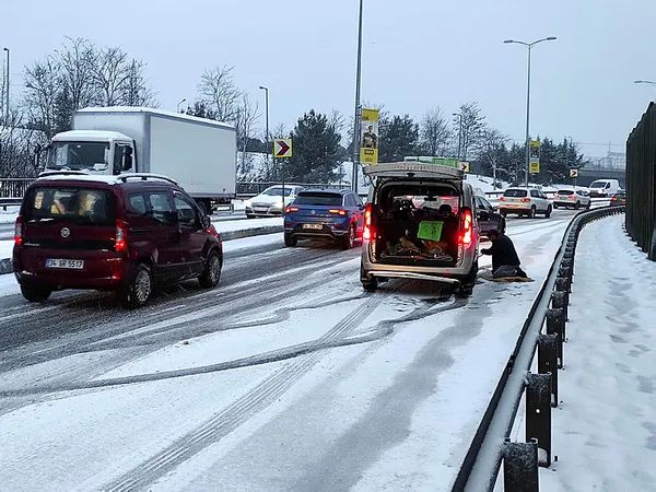 son-dakika-gunlerdir-uyari-ustune-uyari-yapildi-ibb-karla-mucadelede-sinifta-kaldi-vatandas-isyan-etti-1613543701769.jpg SON DAKİKA! Günlerdir uyarı üstüne uyarı yapıldı! İBB karla mücadelede sınıfta kaldı, vatandaş isyan etti-6