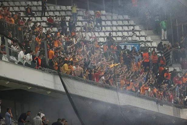 fransada-alcak-provokasyon-marsilya-taraftari-yunanistan-ve-ermenistan-bayragi-acti-polisten-gsaraylilara-sert-mudahale-1633029347366.jpeg Fransa'da alçak provokasyon! Marsilya taraftarı Yunanistan ve Ermenistan bayrağı açtı, polisten G.Saraylılara sert müdahale-2