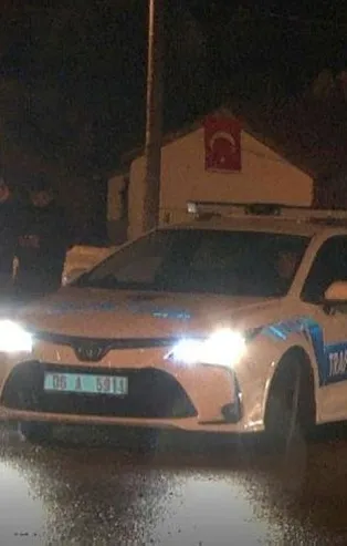 Lastiği patlayan bir kişi yardımına gelen trafik polisinin aracını alarak kaçtı!