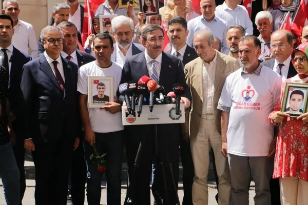 diyarbakir-annelerine-ziyaret-cumhurbaskani-yardimcisi-cevdet-yilmaz-hicbir-orgutun-gucu-annelere-yetmez-1692437774897.jpg Diyarbakır Anneleri'ne ziyaret! Cumhurbaşkanı Yardımcısı Cevdet Yılmaz: Hiçbir örgütün gücü annelere yetmez-5