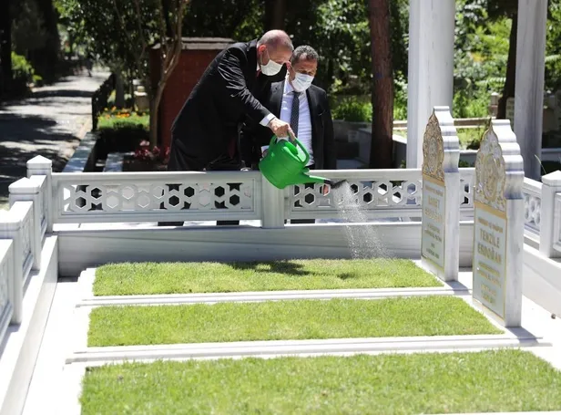 Başkan Erdoğan anne ve babasının kabrini ziyaret etti-4