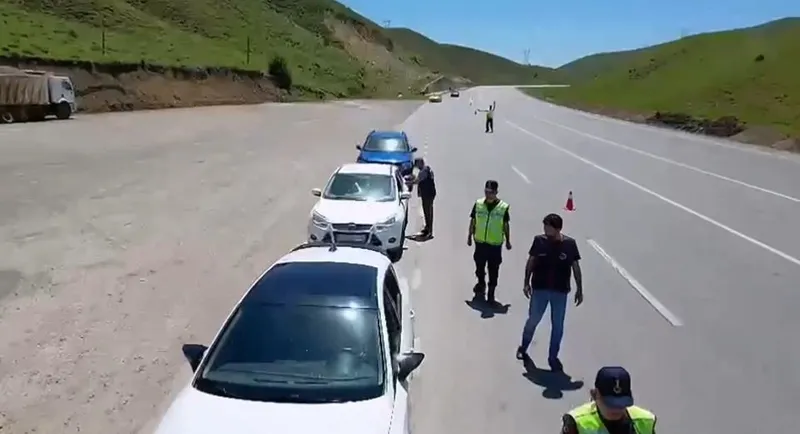 trafikte-haftanin-z-raporu-2-milyon-786-bin-541-arac-denetlendi-cok-sayida-cakarliya-islem-1719724456178.jpeg Trafikte haftanın 'Z' raporu! 2 milyon 786 bin 541 araç denetlendi: Çok sayıda çakarlıya işlem-2