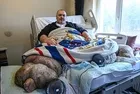 300 kiloya ulaşan fil hastası Engin Akbadal özel ekiple evden çıkarıldı Ankara'ya sevk edildi