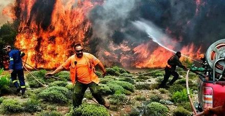 Yunanistan'da orman yangınları yerleşim yerlerini tehdit ediyor