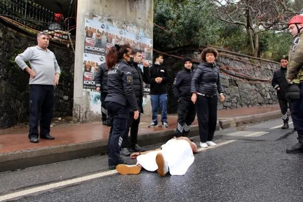 Şişli'de can pazarı! Üst geçitten düştü ilk müdahaleyi yoldan geçen doktor yaptı-3