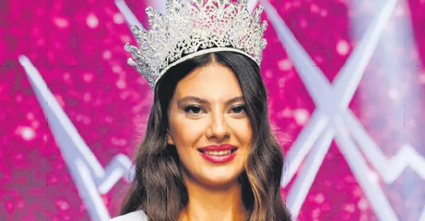 Bu ailede güzellik genetik! Miss Turkey birincisi Dilara Korkmaz'ın annesi ile teyzesini güzellikleriyle göz kamaştırdı