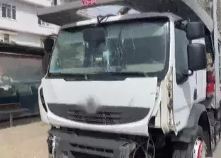 Antalya’nın Serik ilçesinde tır ile otomobilin çarpıştığı kazada 2’si çocuk 4 kişi yaralandı