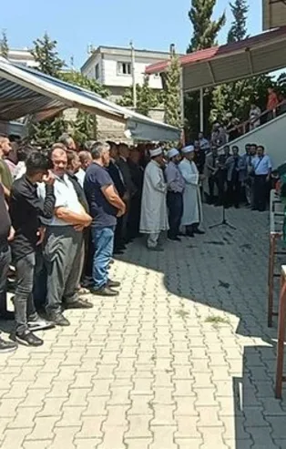 Tatil dönüşü aile faciası! Cinnet geçiren genç önce ailesini sonra kendisini öldürdü