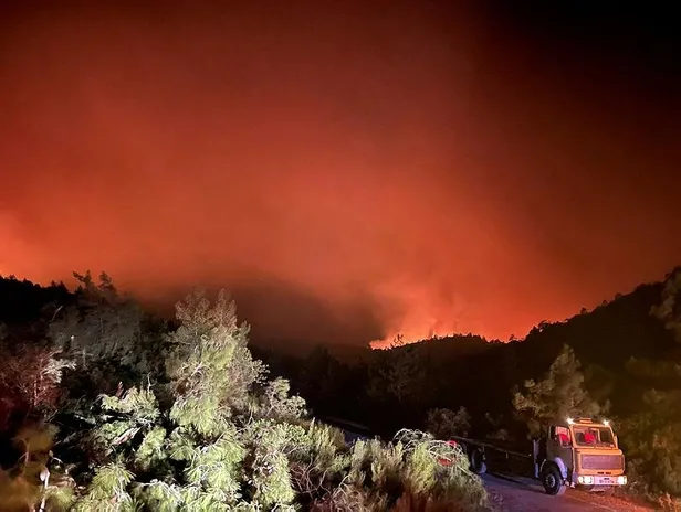 SON DAKİKA: Başkan Recep Tayyip Erdoğan Marmaris'te! Orman yangını olan bölgeyi havadan inceledi-12
