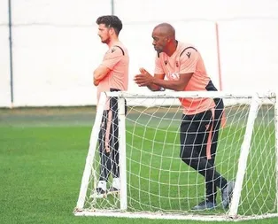 Eddie Newton takımdan memnun