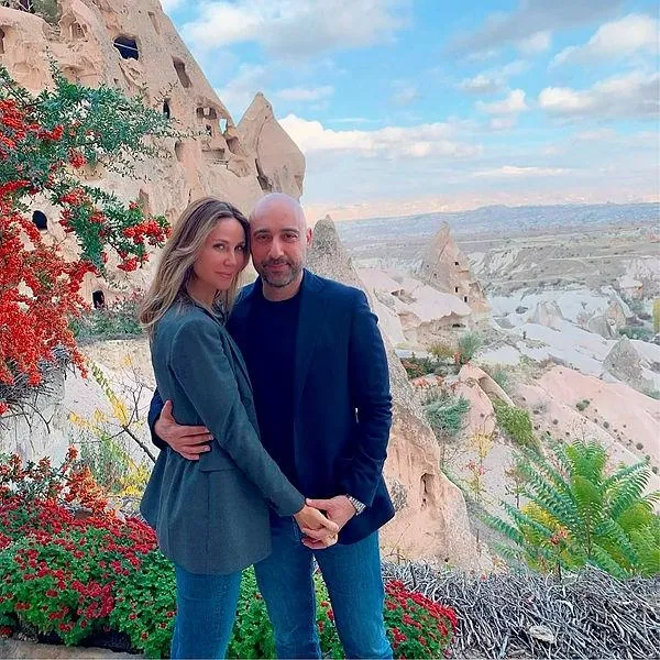 iki-evliligi-mutsuz-biten-demet-senerin-yuzu-tolga-armanla-yeniden-guldu-45-yas-gununde-pariste-romantizm-ruzg-1649877086384.jpeg İki evliliği mutsuz biten Demet Şener'in yüzü Tolga Arman'la yeniden güldü! 45. yaş gününde Paris'te romantizm rüzgarı-4