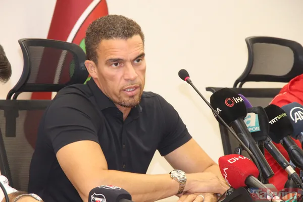 Tribünler Ayrıca, Sergen Yalçın'a Da Destek Tezahüratlarında Bulundu.