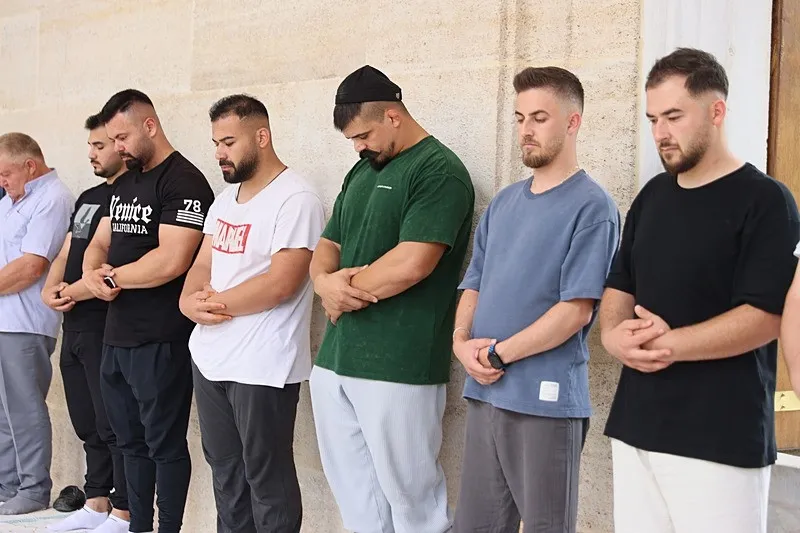 kirkpinar-pehlivanlari-selimiye-camisinde-cuma-namazi-kildi-1783082252579.jpeg Kırkpınar pehlivanları Selimiye Camisi'nde cuma namazı kıldı-3