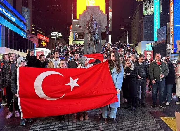 Times Meydanı'ndaki ilan panolarında "asrın felaketi" paylaşımı: "Kahramanlar doğar"-5