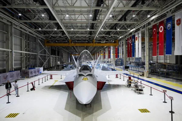 gozler-1-mayista-baskan-recep-tayyip-erdogan-milli-muharip-ucaka-ismini-verecek-1682775817814.jpg Gözler 1 Mayıs'ta: Başkan Recep Tayyip Erdoğan, Milli Muharip Uçak'a ismini verecek-4