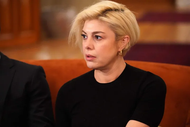 yali-capkini-63-bolum-fragmani-seyfer-kullerinden-dogdu-pelin-intihar-esiginde-dugun-evinden-cenaze-cikacak-1710824178146.jpg SeyFer küllerinden doğdu Pelin intihar eşiğinde! Yalı Çapkını 63. bölüm fragmanı: Düğün evinden cenaze çıkacak-5