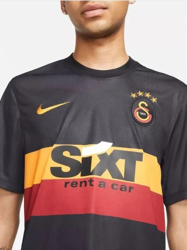 galatasarayda-yeni-forma-tanitildi-dikkat-ceken-detay-1631606946173.jpg Galatasaray'da yeni forma tanıtıldı! Dikkat çeken detay-4