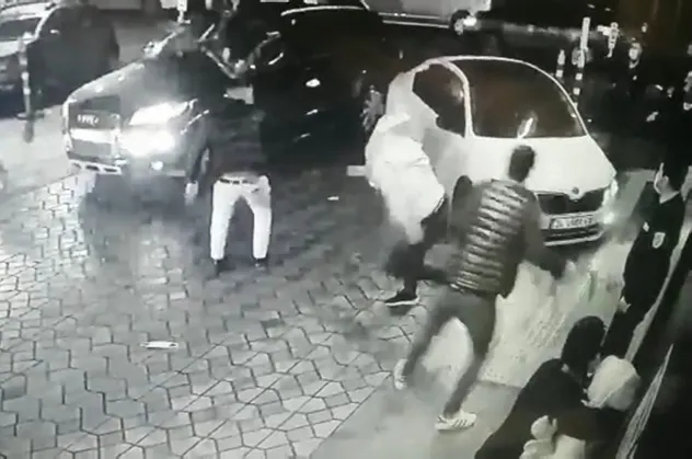 Kağıthane'de ortalık savaş alanına döndü! Lüks cipli saldırgan husumetli olduğu şahsa aracıyla çarptı