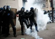 Fransanın başkenti Pariste halk sokağa döküldü: Yeni güvenlik yasa tasarısı protesto ediliyor