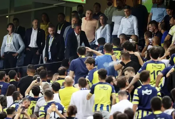 ali-koc-ilk-haftadan-stadyumda-fenerbahceli-taraftarlarla-tartisti-sosyal-medyada-ali-koc-istifa-etiketi-gunde-1659996189710.jpeg Ali Koç ilk haftadan stadyumda Fenerbahçeli taraftarlarla tartıştı! Sosyal medyada "Ali Koç istifa" etiketi gündem-3