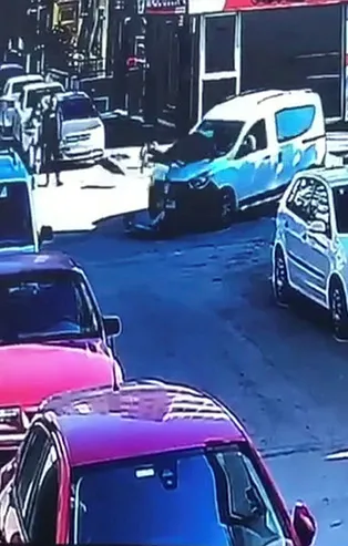 Bir scooter kazası da İzmir'de! Saniye saniye kaydedildi