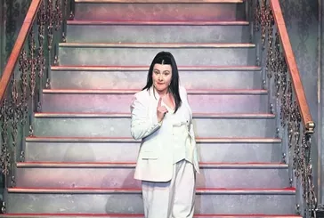 Sezonun ilk gösterisi Yasemin Sakallıoğlu'ndan!