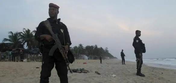 Fildişi Sahili'nin Abidjan kentine 40 kilometre mesafedeki bir tatil köyünde düzenlenen silahlı saldırıda, aralarında turistlerin de olduğu 22 kişi öldü