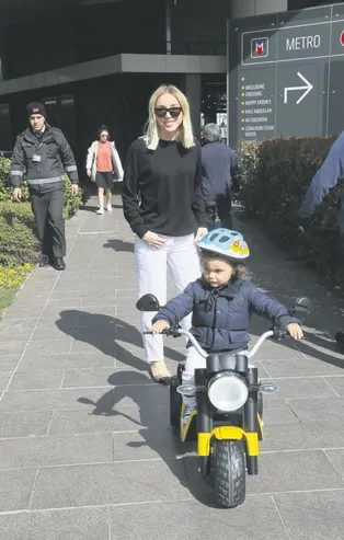 Gülşen, oğlu Azur Benan’la keyif yaptı