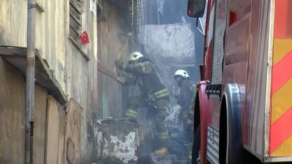 Beyoğlu'nda yangın çıkan metruk bina kısmen çöktü-3