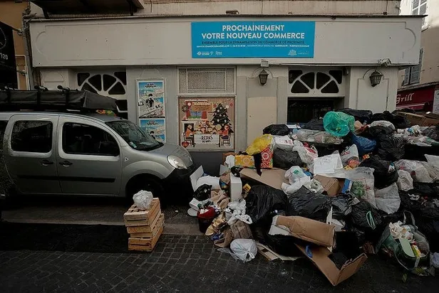 fransada-grev-marsilya-sokaklarini-cop-basti-1633025426611.jpeg Fransa'da grev! Marsilya sokaklarını çöp bastı-1